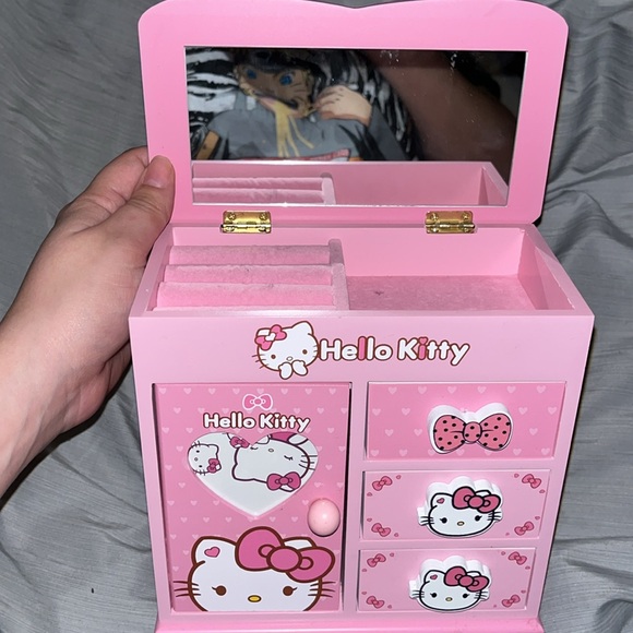Hello kitty jewelry box - Picture 2 of 3